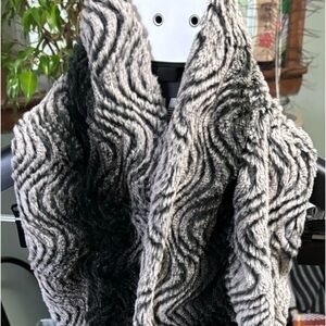 Faux fur scarf, fun design, super soft and warm, great condition